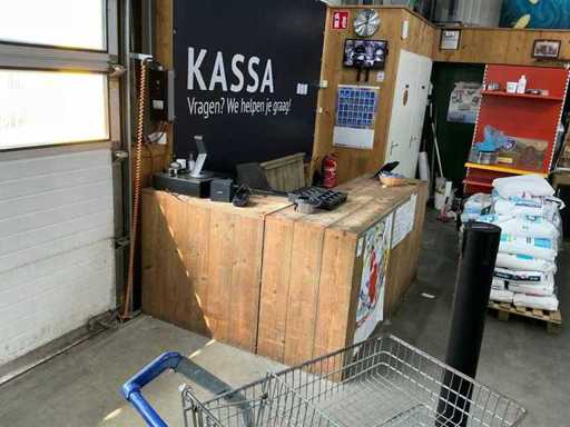 Meble na ladzie z kasą fiskalną