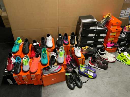 Partij diverse Nike/Adidas/Puma turf schoenen (48x)