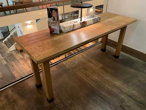 Capanne - Tavolo ristorante con sovrastruttura in marmo e illuminazione