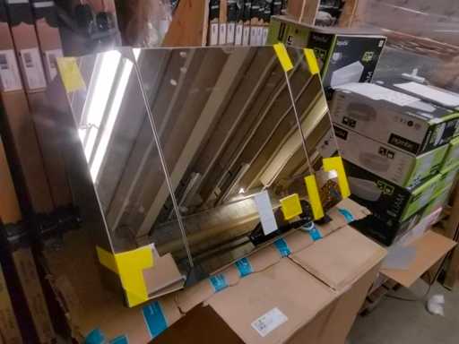 Oglind? de baie cu 3 dulapuri. Incl. iluminare LED.