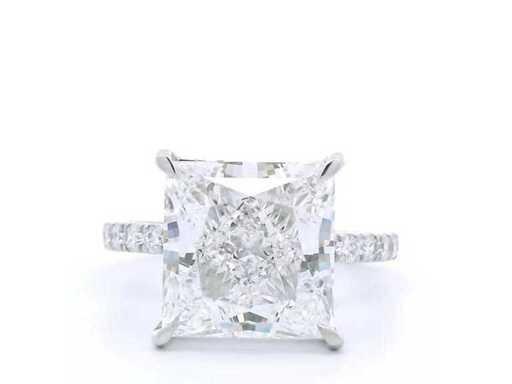 Bague en or blanc 18 carats avec 6,43 ct. Diamant