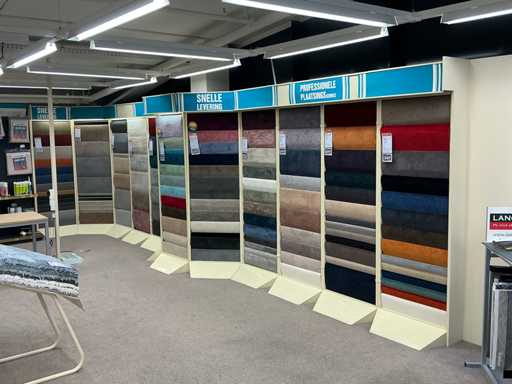 Wandregale mit Teppichmustern