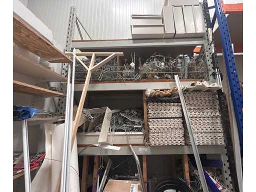 Étagère à palettes avec contenu