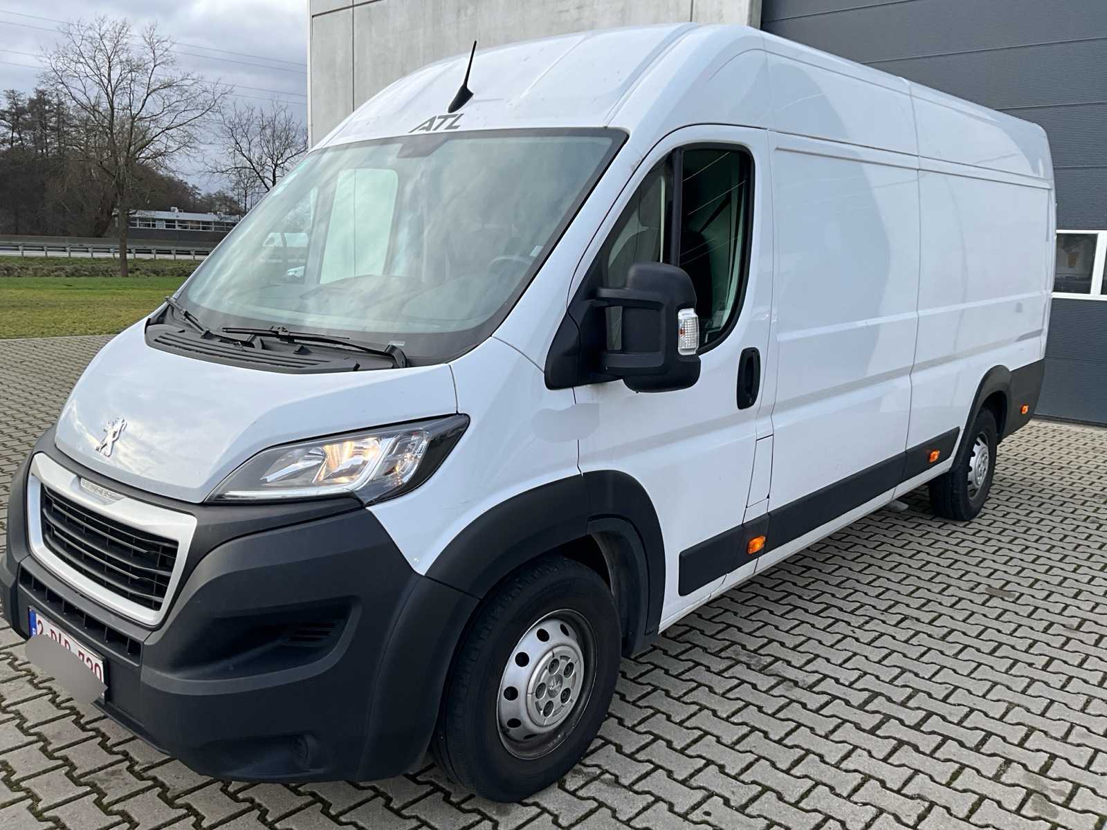 2023 Peugeot Boxer L4 light cargo 111000km – air-conditioned – top condition