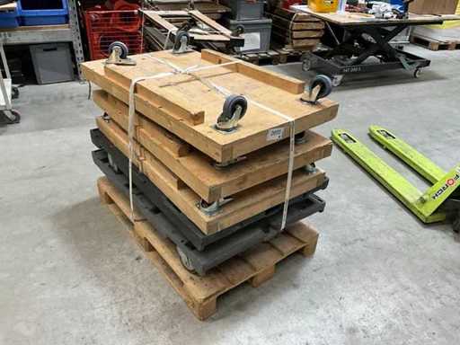 Lote mixto de carros, aprox. 1200 x 800 mm, 3 x madera, 2 x plástico, todos con ruedas giratorias