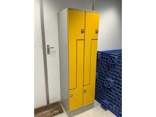 Armadio a parete in legno e armadietto in acciaio