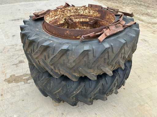 Pneus tracteurs Kleber 18.4R38 avec un jeu complet de serre-joints
