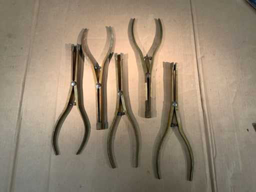 Ziehende Zange füllt Sprengladung