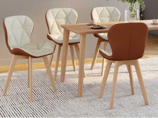 Stoelen van beige en kameelstof en houten poten