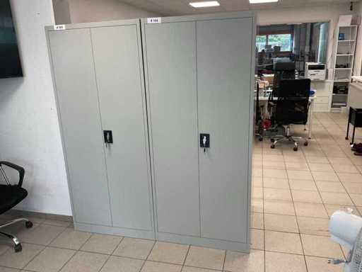 Metalen archiefkast met scharnierende deuren