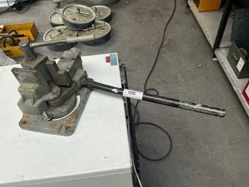 Manual bending device