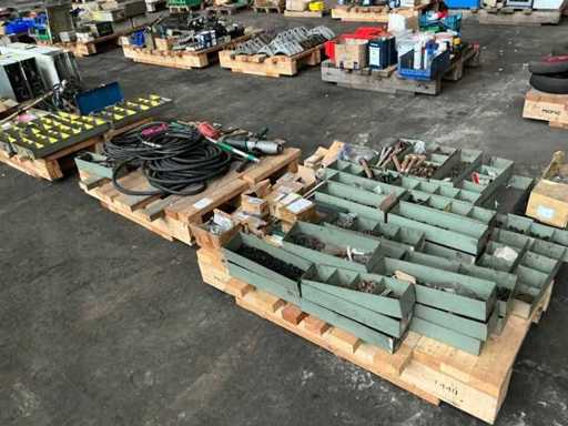 Partia różnych narzędzi i części