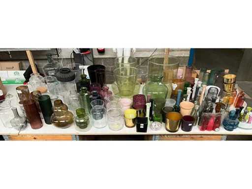 Mescola molta vetrina con vari vasi