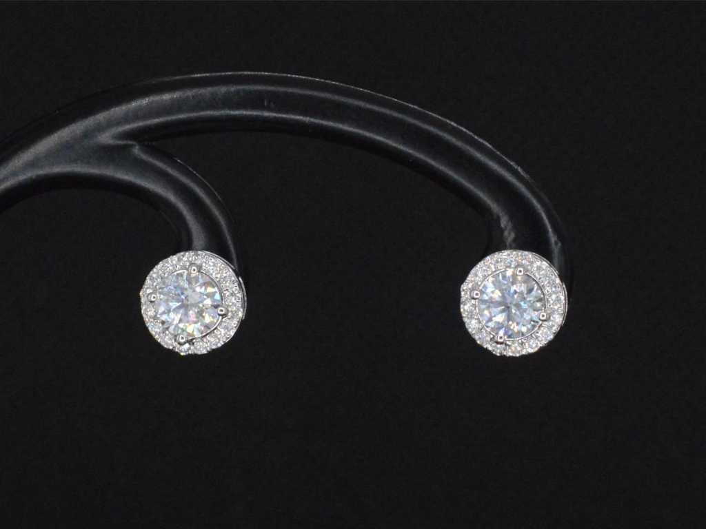 Witgouden diamanten solitair oorbellen met een entourage van 1.26 carate