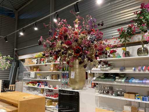 Vase avec bouquet artificiel