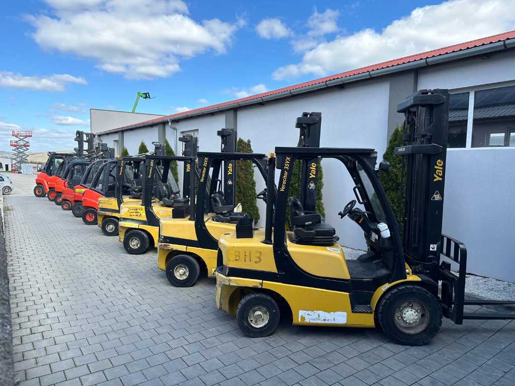 Forklift trucks, 4-Wheel Drive Tractor and construction equipment