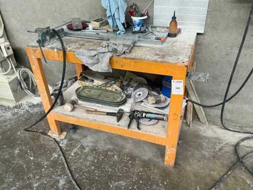 Werkbank mit Schraubstock