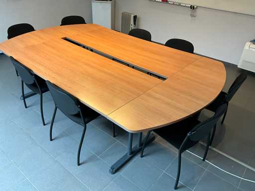 Vergadertafel en whiteboard