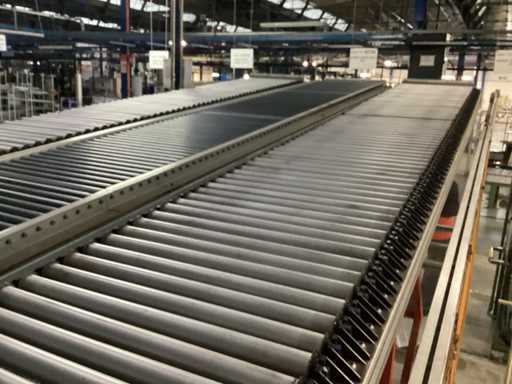 Pneumatic inclined roller conveyor