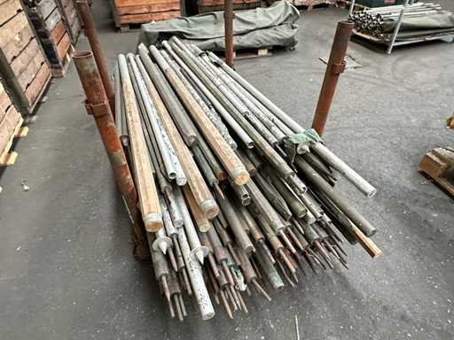 O mul?ime de stâlpi de cort diferi?i