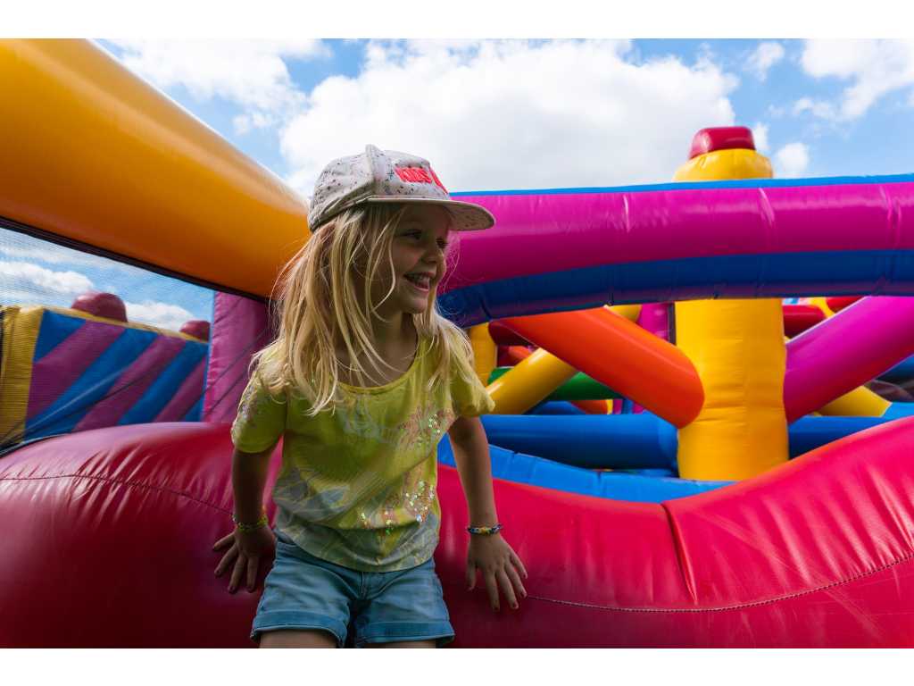 Colourful and obstacle-filled obstacle course of 9m x 5m,
