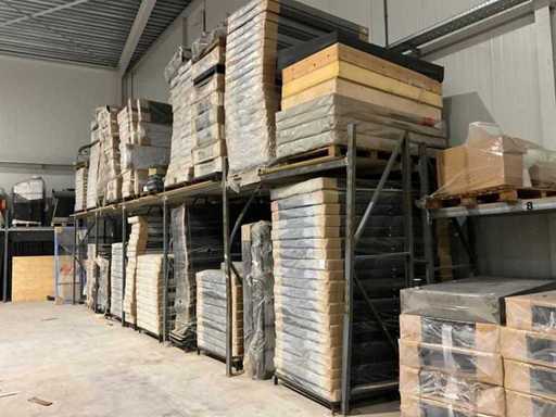 Porte-bandes avec divers boîtes de lit, têtes de lit et produits semi-finis