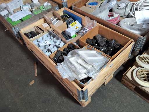   Palette mit Elektromaterial KAISER + Hagen