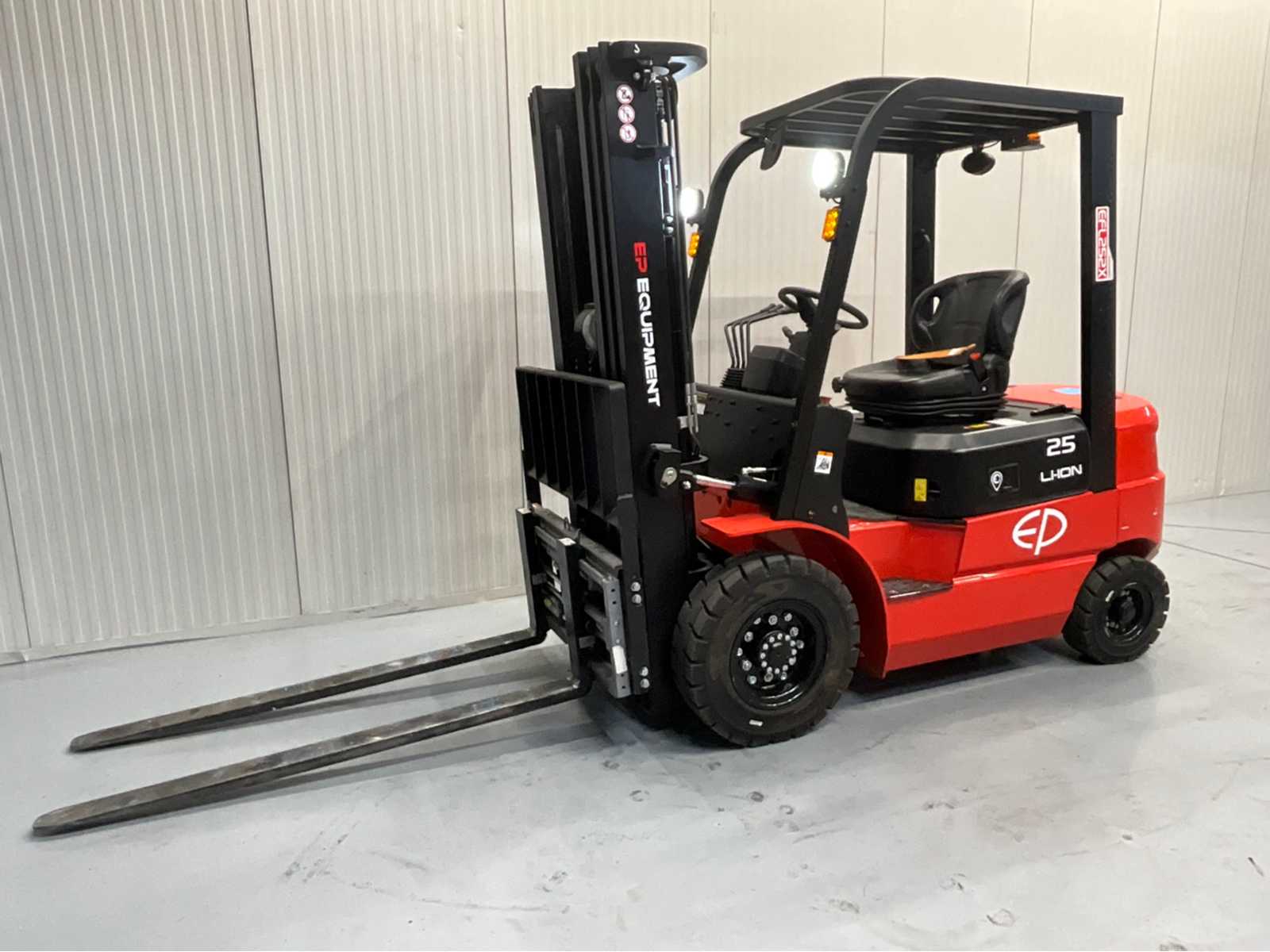 EP EFL252X Forklift Triplex- Fork Setter – Lithium-Ion battery – Freelift – Sideshift -495 hours – 2024
