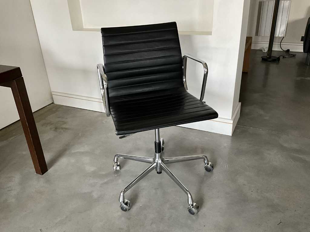 Leather swivel chair VITRA EAMES EA117