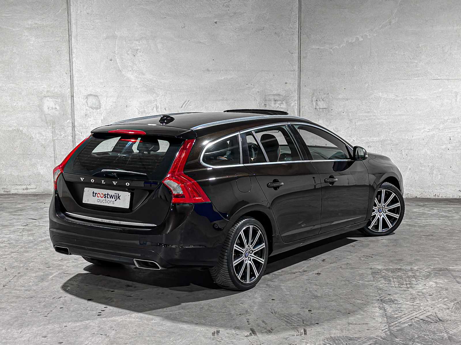 Volvo V60 2.4 D6 Twin Engine Summum 220hp 2015 Plug-In Hybrid, HR-946-F