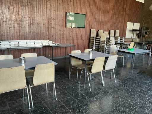 Lot de tables et chaises de cantine vintage