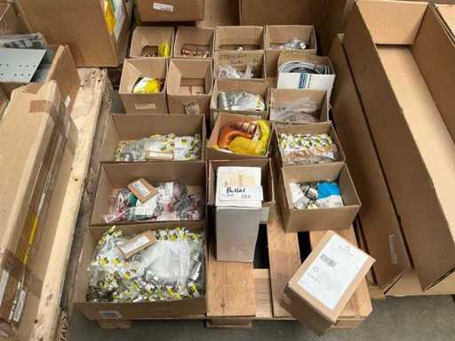 Batch of installation fittings and pipe components