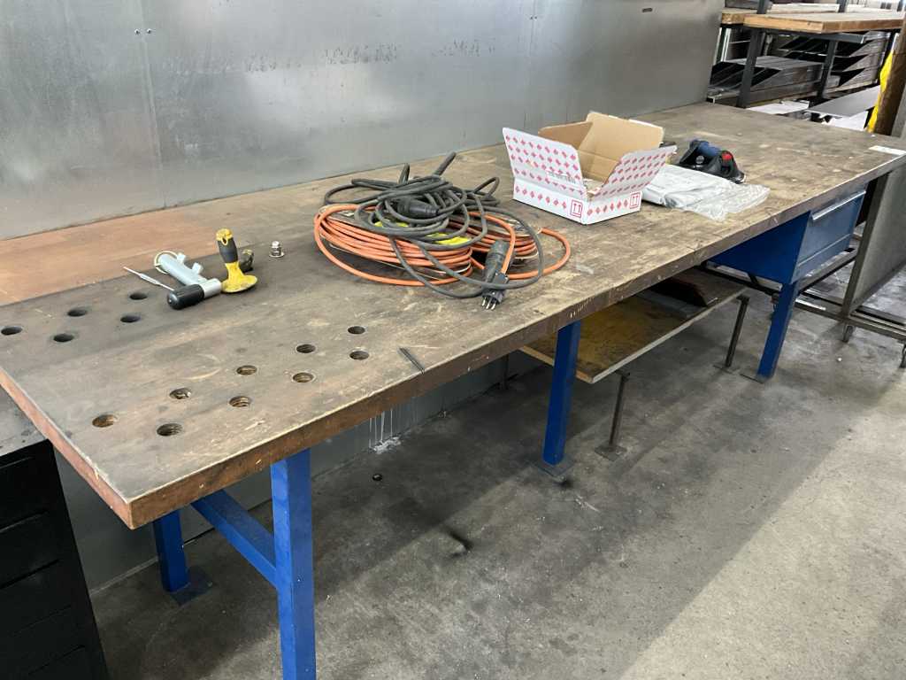 Workbench with vice without contents