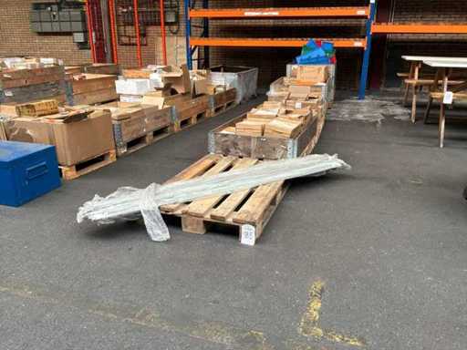 Partij installatiemateriaal, Opbergbakken en Lampen