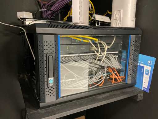 Armadio patch con gateway VPN-Gigabit Switch-Pannelli Patch