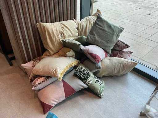 Batch of various decorative cushions