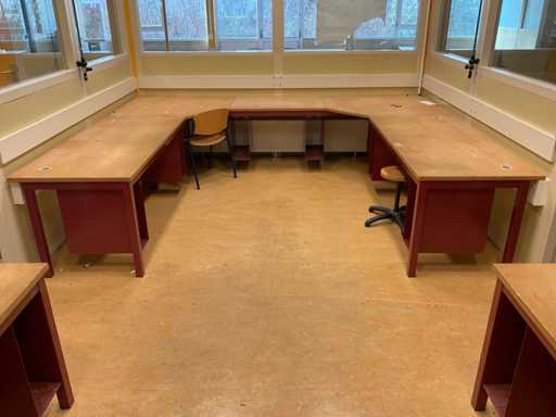 Satz robuster Schreibtische