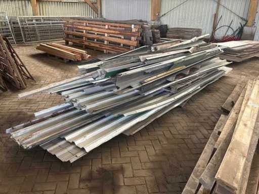 Partij gevelbeplating en profielen