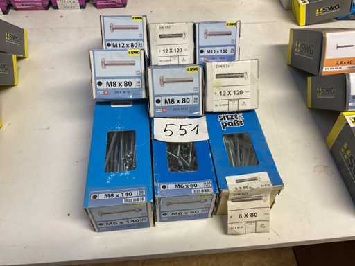 9 Kisten mit Muttern und Schrauben