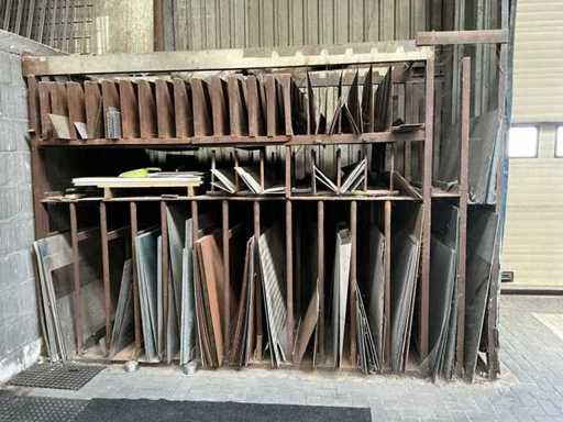 Półki z metalowym materiałem