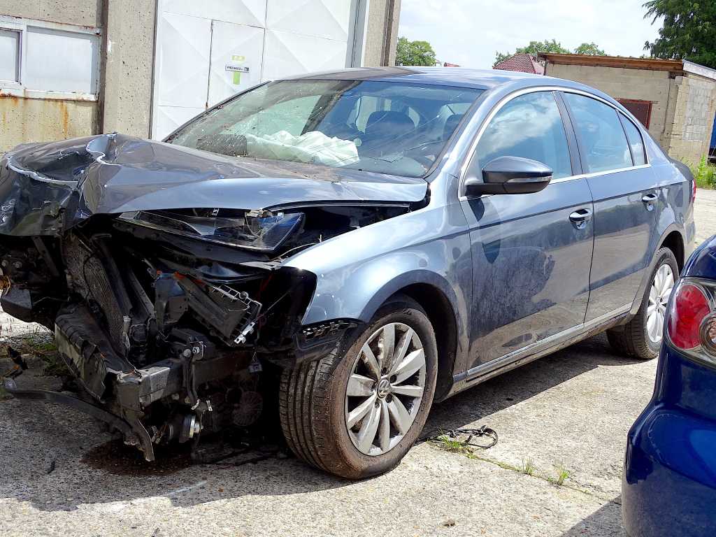 VW Passat TDI BlueMotion Automatic (project-base / accident car)