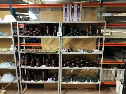 Partij diverse sokkels, pvc standen, bordenhangers, speigelplateau's,bordenstaanders...