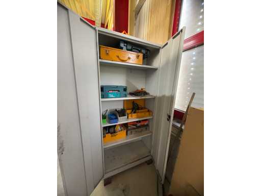   Werkstattschrank mit Inhalt