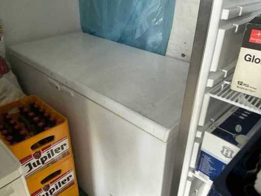 Freezer case, Whirlpool type WHM39112, 141x70x90cm, including small batch of desserts