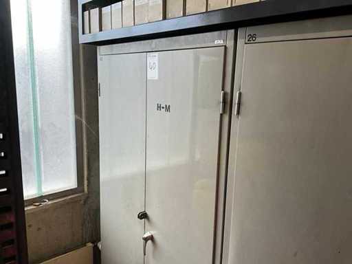 Metalschrank mit Inhalt