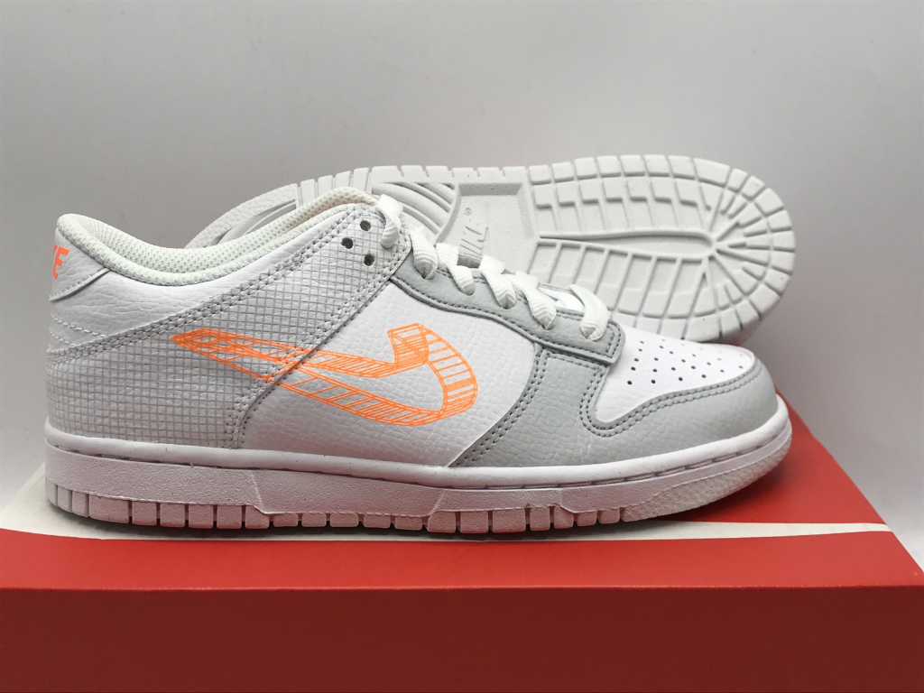 Nike Dunk Low SE  White/Total Orange Sneakers  36,5