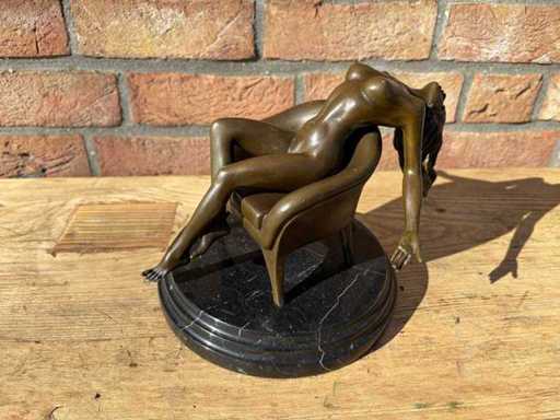 Donna scultrice in bronzo