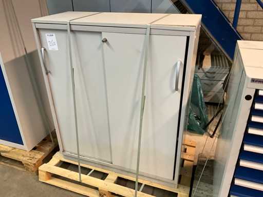 Holzschiebetürschrank