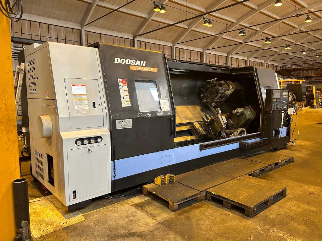 2009 Doosan Puma 600LM CNC lathe