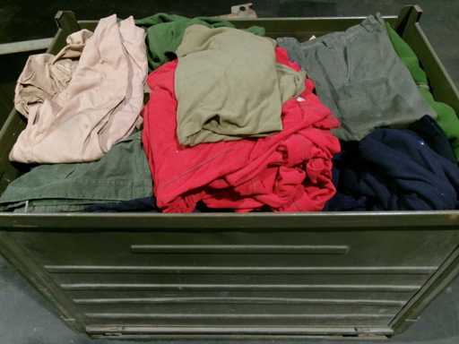 kg Mélange de vêtements, défectueux, taché (G3) (120kg)